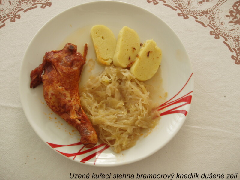 Uzená kuřecí stehna bramborový knedlík dušené zelí